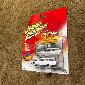 Johnny Lightning 1965 Chevy Chevelle Wagon Classic Gold Edition